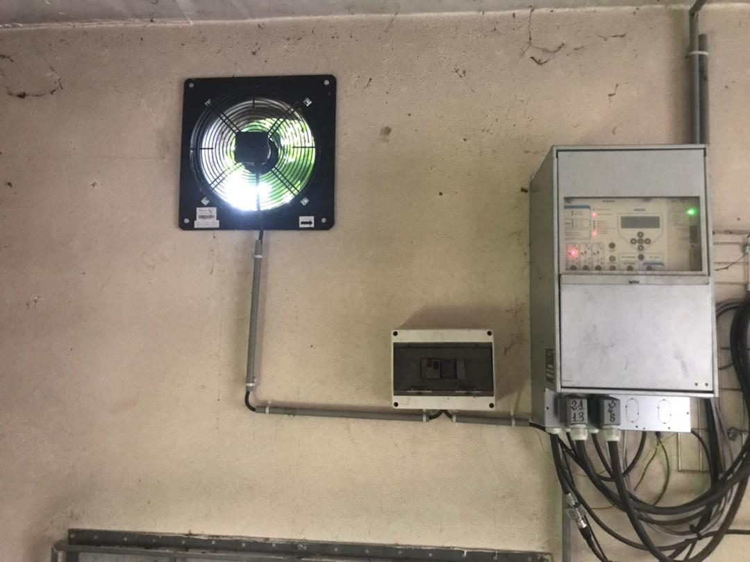 Vue complémentaire : Installation d’extracteurs d’air · SITE INDUSTRIEL