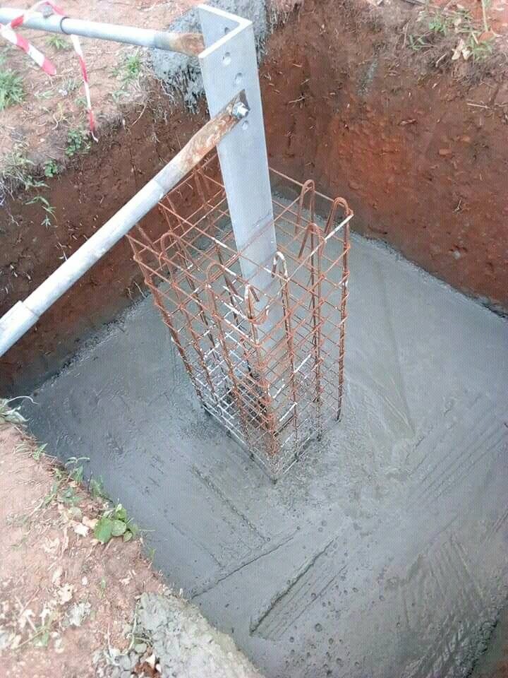 Fondation et armature d’un pylône télécom à Bingerville